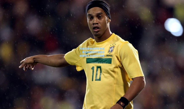 内维尔犀利点评引争议，看台球迷怒斥混蛋折射英格兰足球文化裂痕